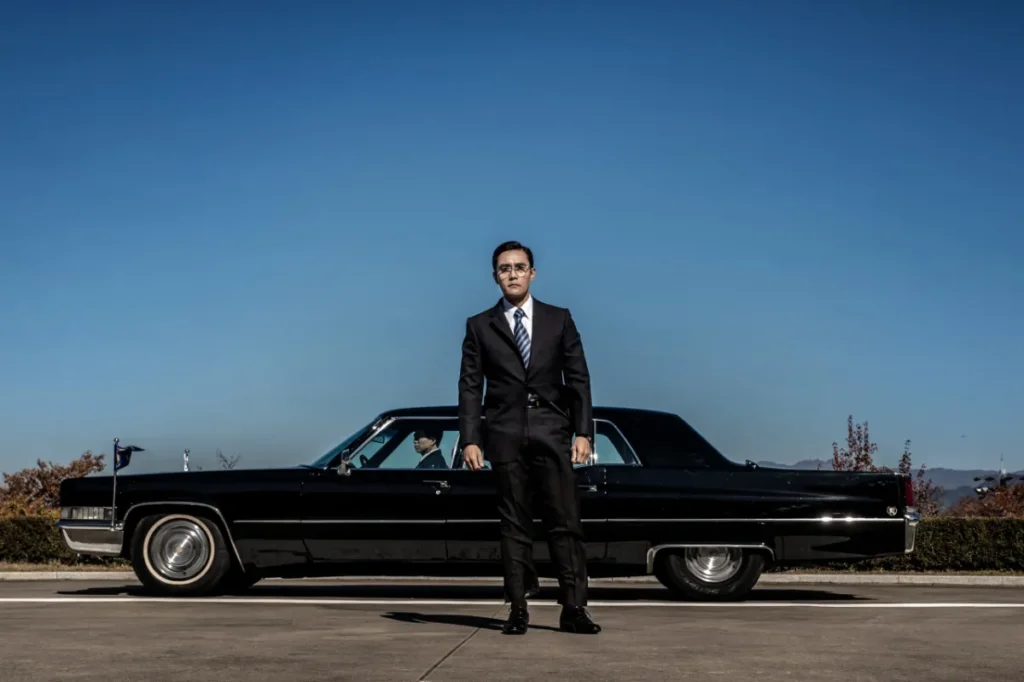 Foto still dari film The Man Standing Next