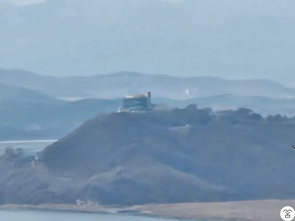Menara Observasi Unifikasi Odusan (pengambilan gambar diperbesar)