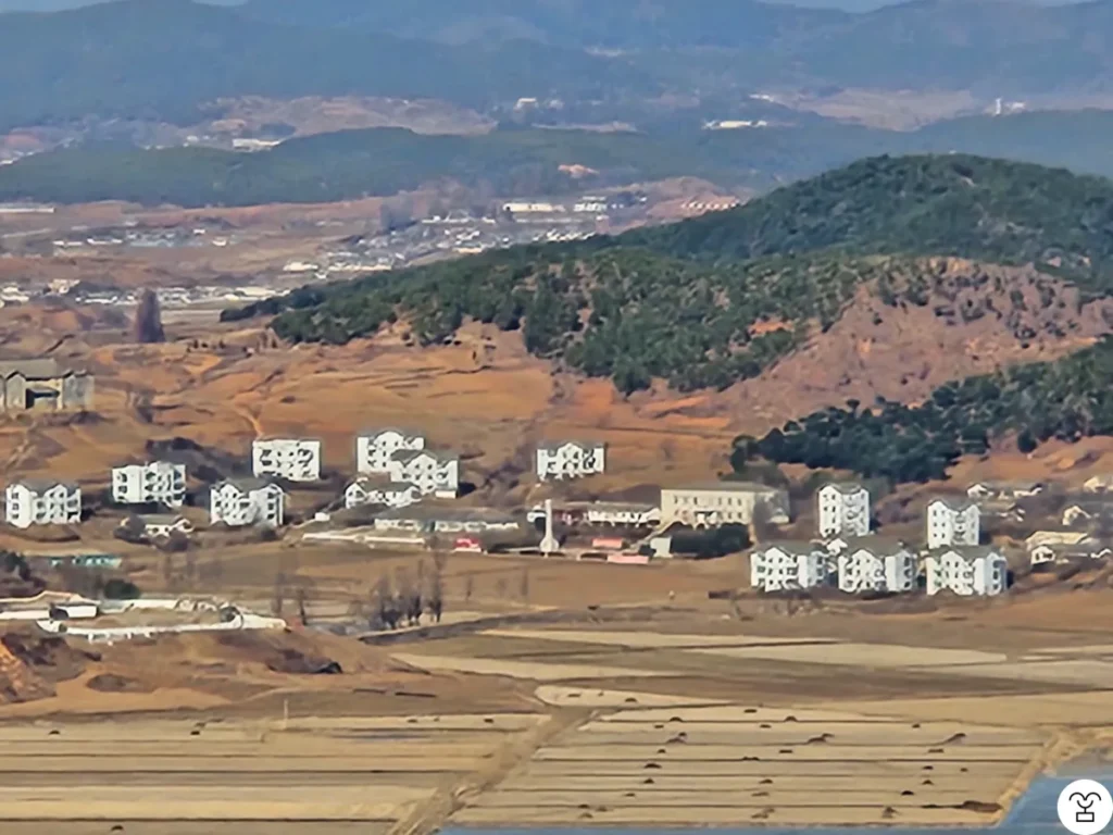 Bangunan di tanah Korea Utara (foto diperbesar)