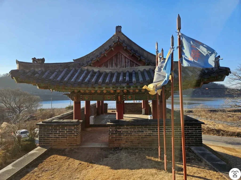 Di atas Gerbang Utara Benteng Munsu