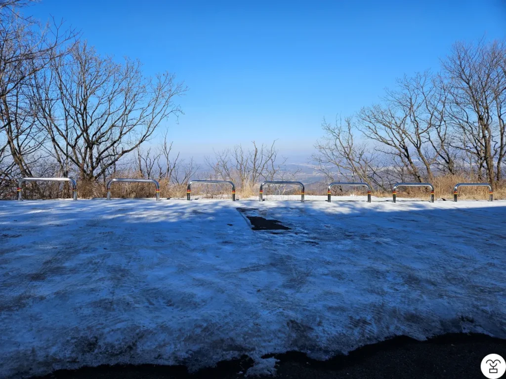 Area Parkir yang Menjadi Es