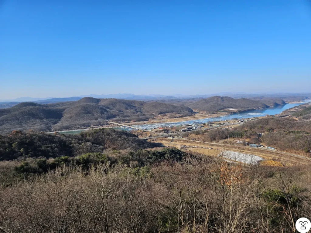 Arah jembatan yang melintasi Sungai Imjin dilihat dari dek observasi
Aku tidak tahu nama jembatan tersebut.