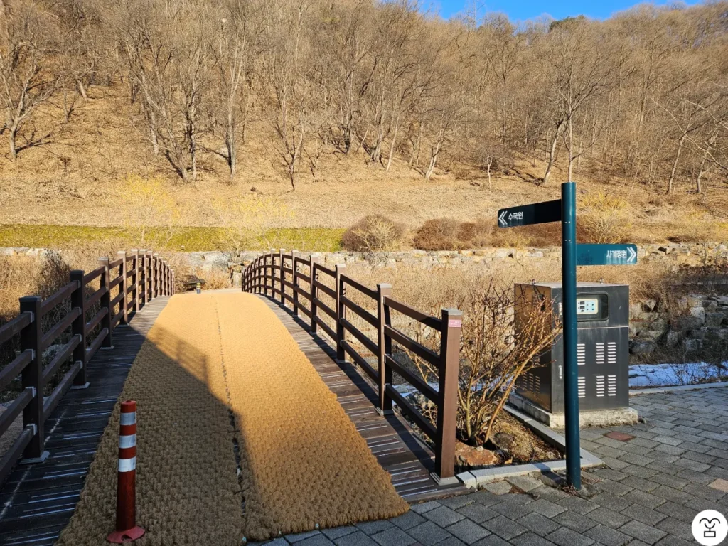 Setelah masuk, carilah jembatan di sebelah kiri dan menyeberangilah jembatan tersebut.
