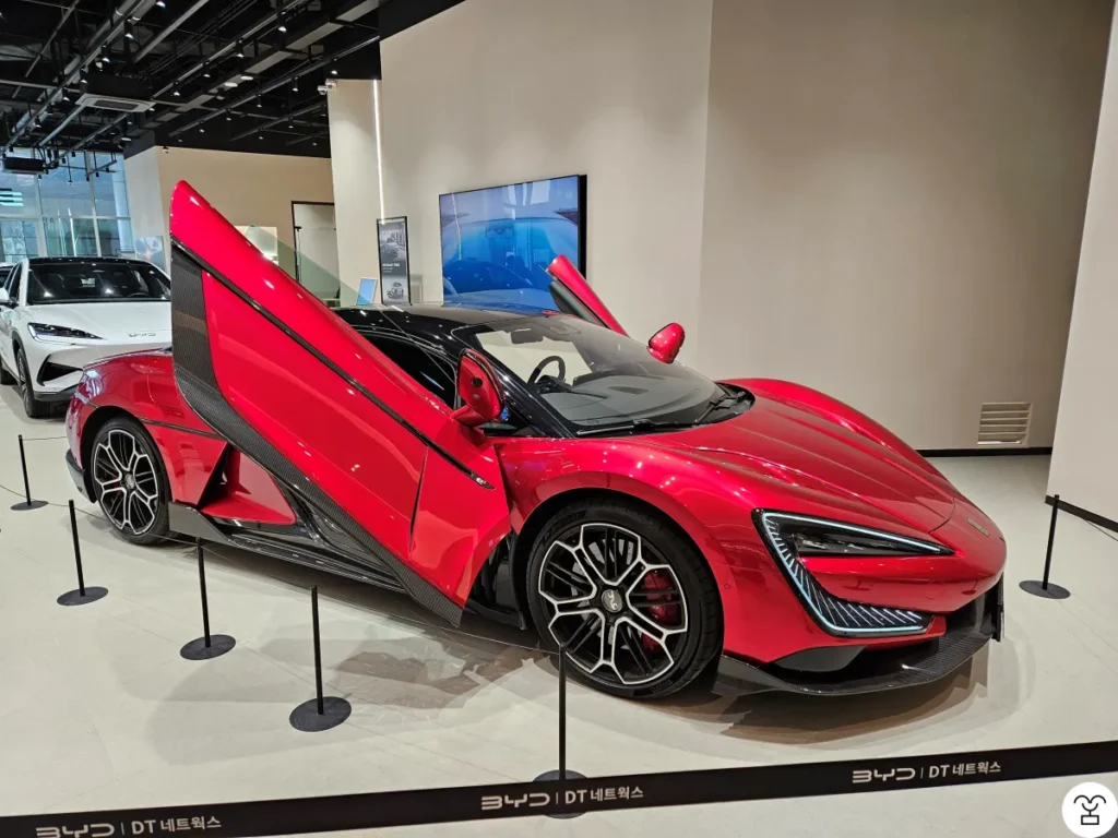 Mobil yang dipamerkan di toko BYD di lantai 1