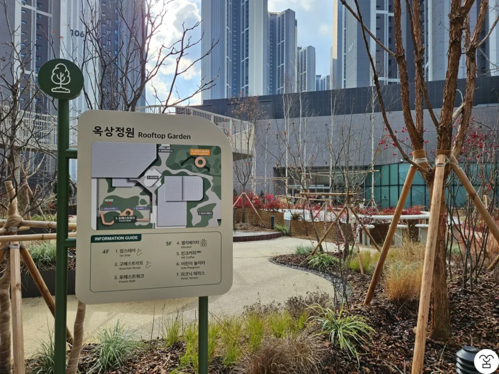 Taman atap luar ruangan di lantai 4