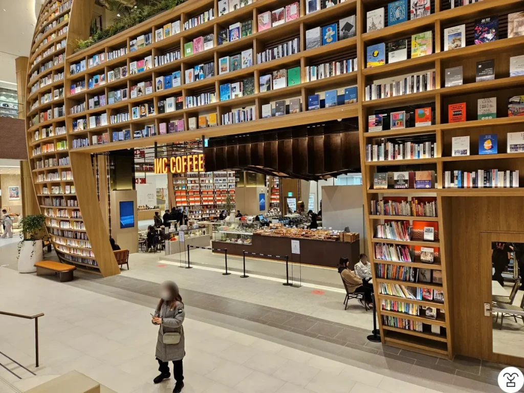 Di depan tangga menuju lantai 1, ada banyak buku sehingga menyenangkan. Kita bisa melihat-lihat buku. Sayangnya, buku yang berada di tempat yang tidak terjangkau tangan tidak bisa dilihat, agak disayangkan.